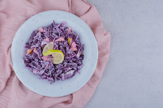 Salade met gehakte en fijngehakte paarse ui en kool