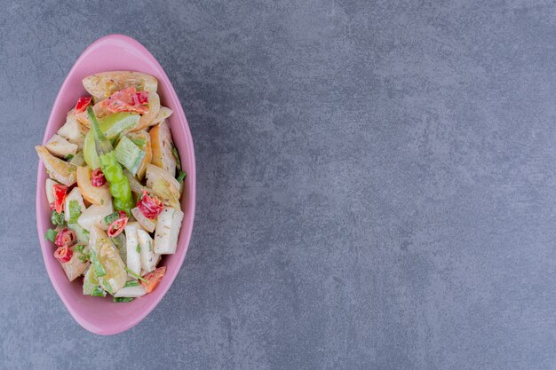 Salade met gehakte kruiden en groenten op betonnen ondergrond