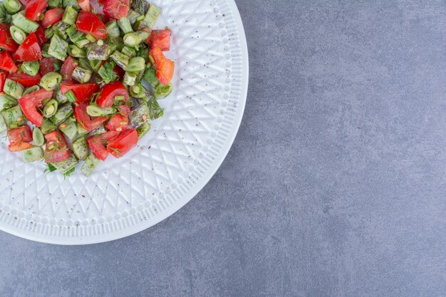 Salade met gehakte tomaat en sperziebonen