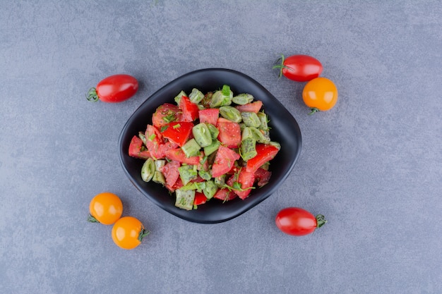 Salade met gehakte tomaten en sperziebonen