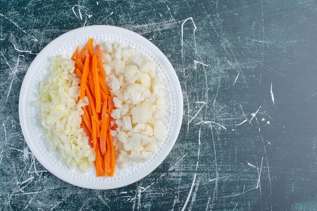 Salade met gehakte wortel en bloemkool.