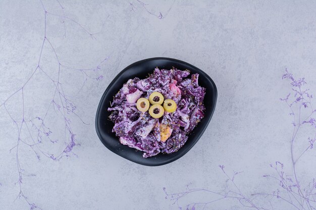 Salade met gesneden paarse kool en uien