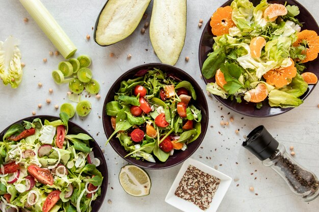 Salade met groenten en fruit op tafel