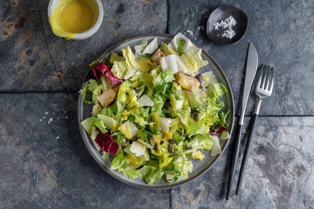 Gratis foto salade met stukjes kip geserveerd op bord close-up