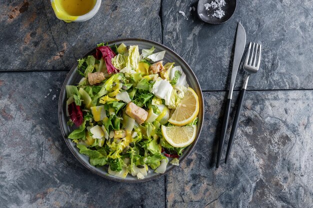 Salade met stukjes kip geserveerd op bord Close-up