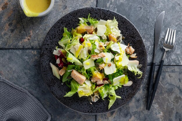 Salade met stukjes kip geserveerd op bord Close-up