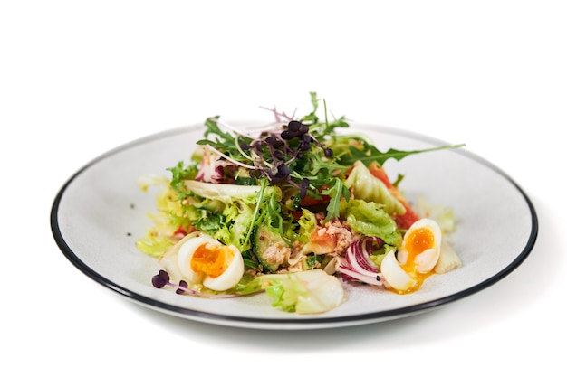 Salade met vitamines voor het behoud van het lichaamsgewicht