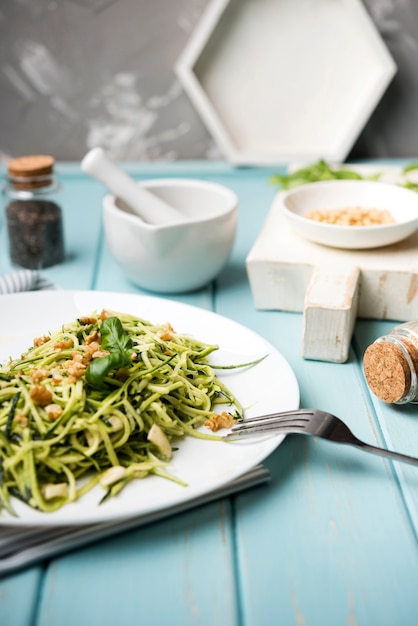 Salade met vork op houten tafel en onscherpe achtergrond