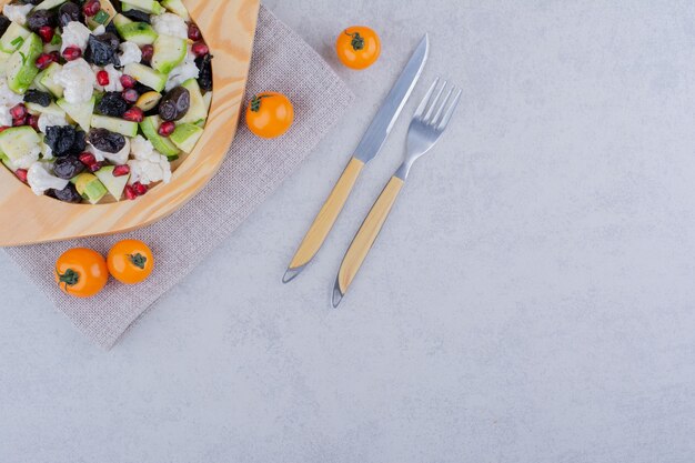 Salade met zwarte olijven en groenten in een schotel