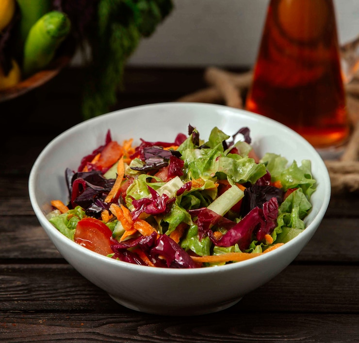 Gratis Foto salade van groenten, kool en sla op een tablðµ