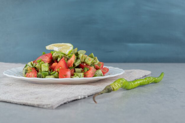 Salade van rode cherrytomaat en bonen in een keramisch bord