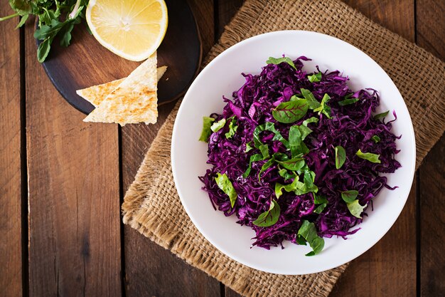 Salade van rode kool met kruiden