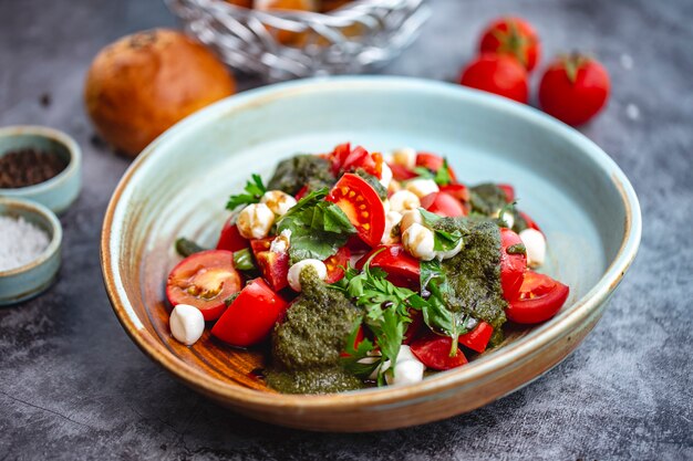 Salade van tomaat en mozzarella met pestosaus en peterselie