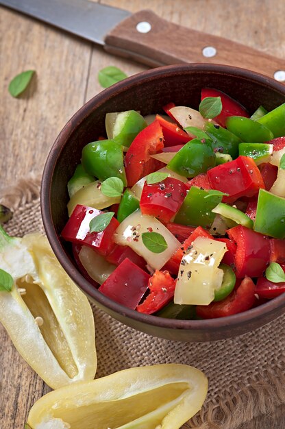 Salade van zoete kleurrijke pepers met olijfolie