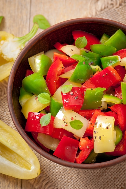 Salade van zoete kleurrijke pepers met olijfolie