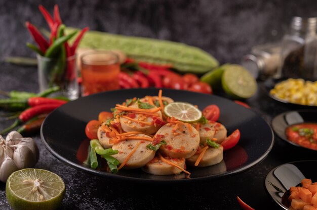 Salade Vietnamese varkensworst met chili, citroen, knoflook, tomaat