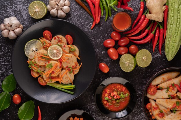 Salade Vietnamese varkensworst met chili, citroen, knoflook, tomaat