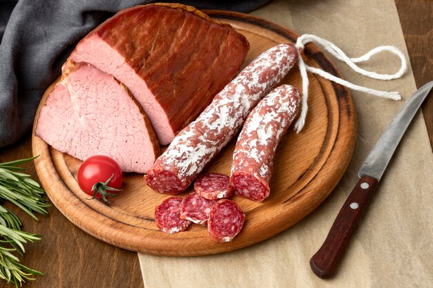 Salami en filet vlees op een houten bord