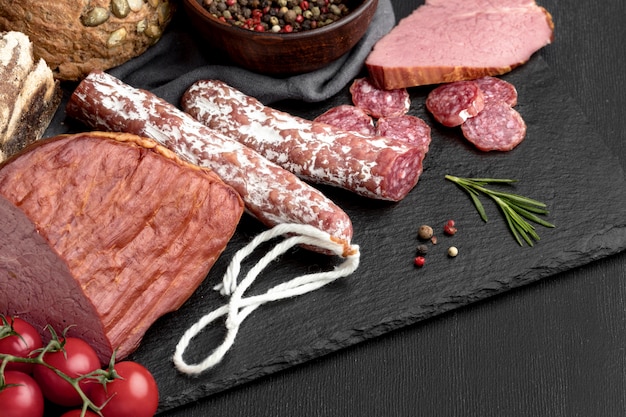 Gratis foto salami en filet vlees