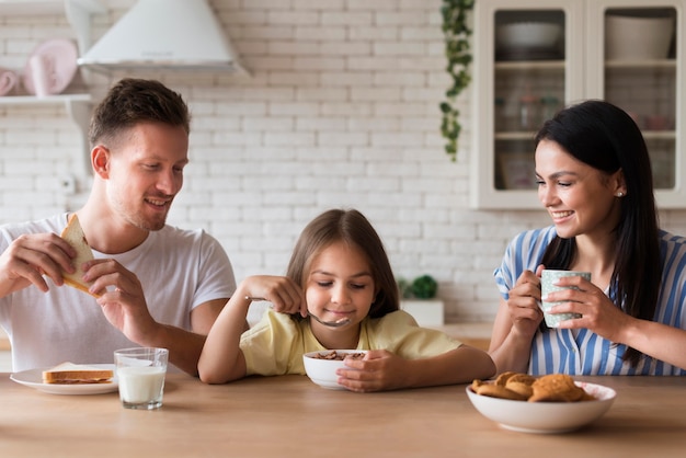 Samen eten en gelukkige familie