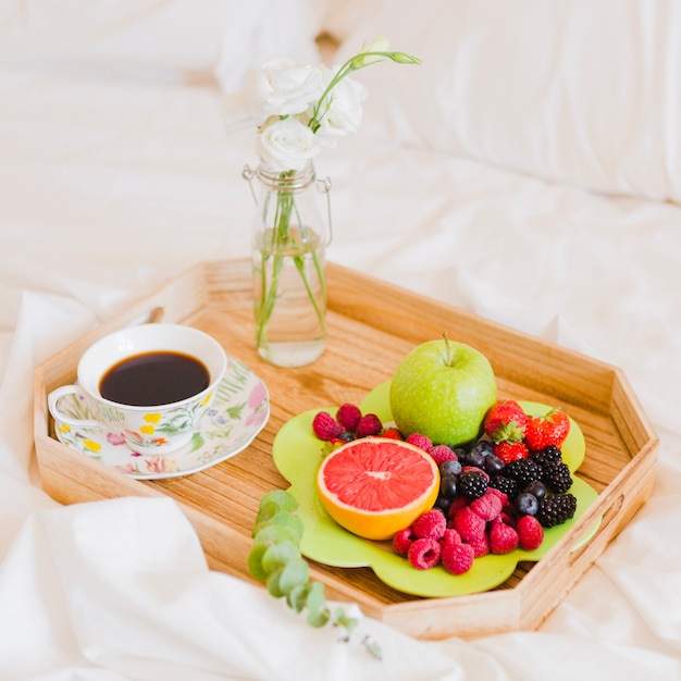 Samengesteld gezond fruit en koffie op dienblad