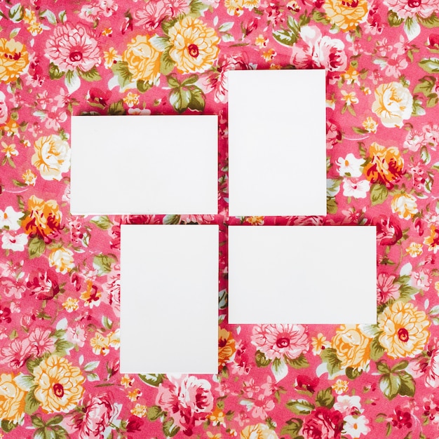samenstellen van vier visitekaartjes blanco mock up op mooie bloemen bakground