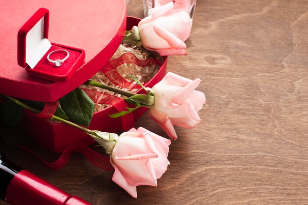 Samenstelling bovenaanzicht met geschenkdoos en verlovingsring