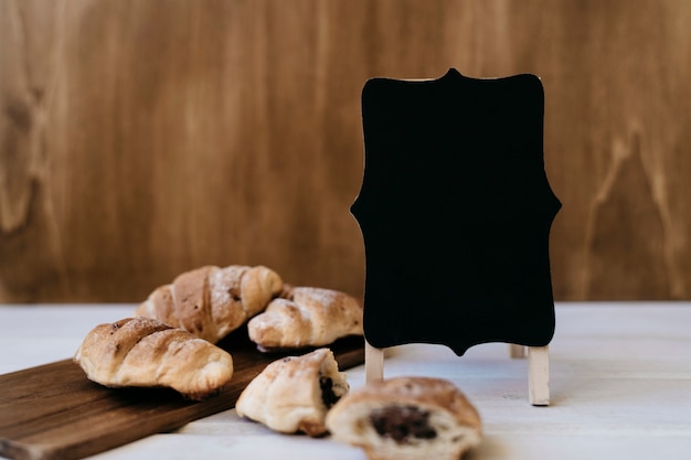 Gratis foto samenstelling met badge en croissants