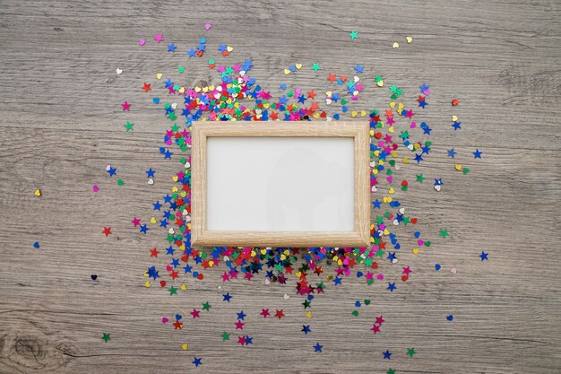 Samenstelling met blanco frame en gekleurde confetti