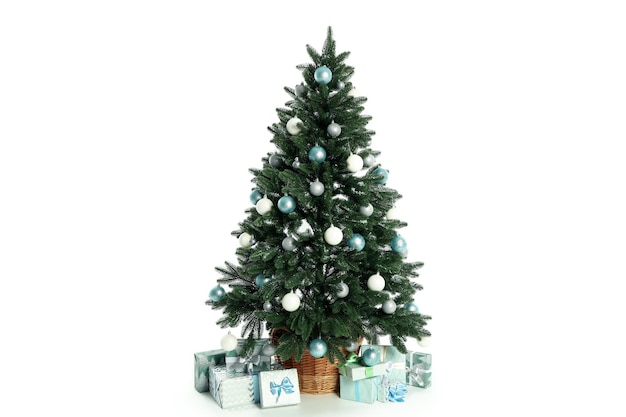 Samenstelling met kerstboom en geschenken geïsoleerd op een witte achtergrond