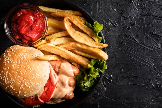 Samenstelling met smakelijke hamburger en kopie ruimte