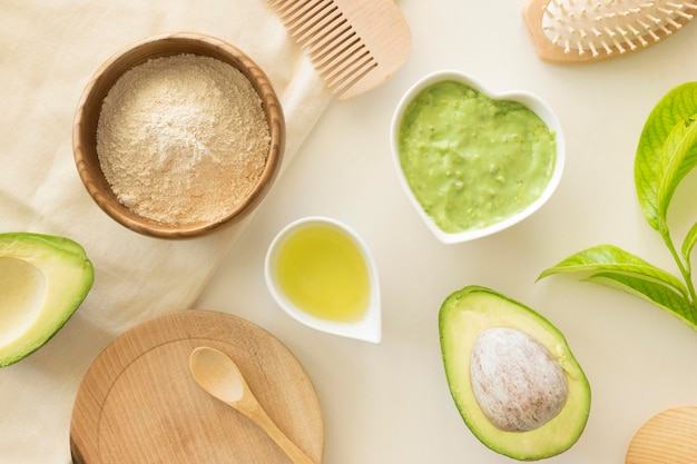 Gratis foto samenstelling van avocado-items voor spabehandeling