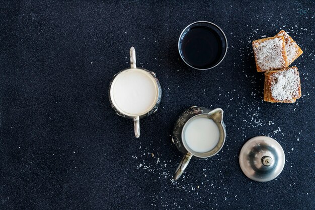 Samenstelling van een kopje thee met lekkere koekjes