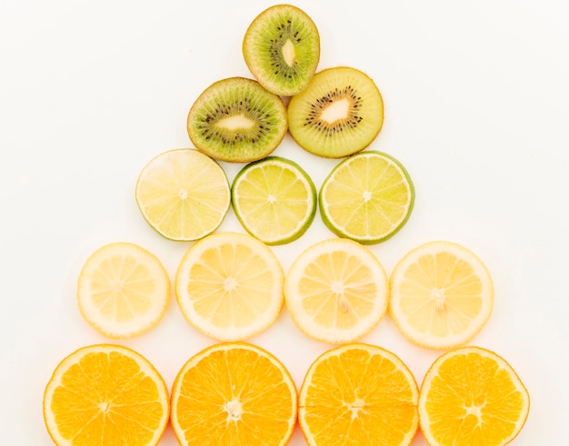 Gratis foto samenstelling van fruitplakken op witte achtergrond