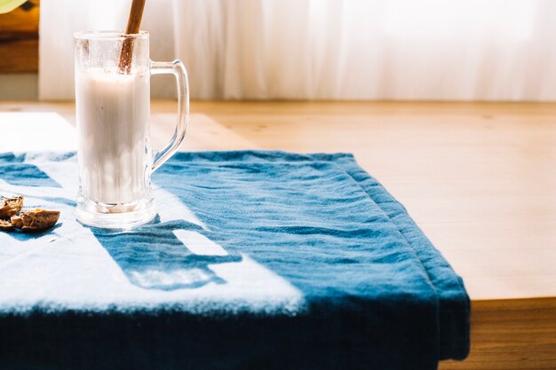 Samenstelling van gezonde milkshake op blauwe servet