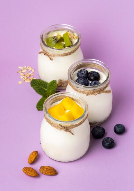 Samenstelling van heerlijke ontbijtmaaltijd met yoghurt