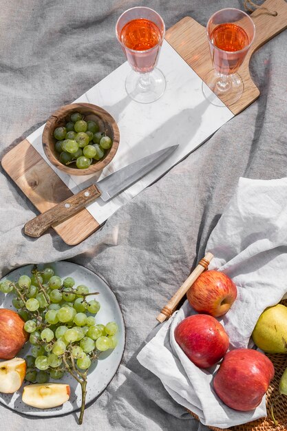 Samenstelling van heerlijke picknicklekkernijen op een deken