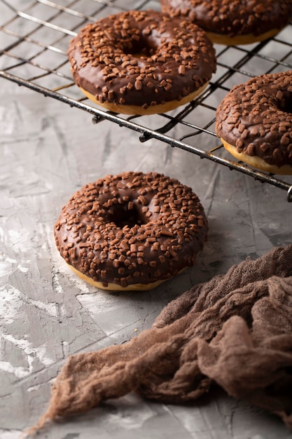 Gratis foto samenstelling van hoge hoek zoete donuts