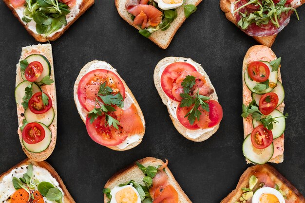 Samenstelling van hoogste mening de gezonde sandwiches op zwarte achtergrond