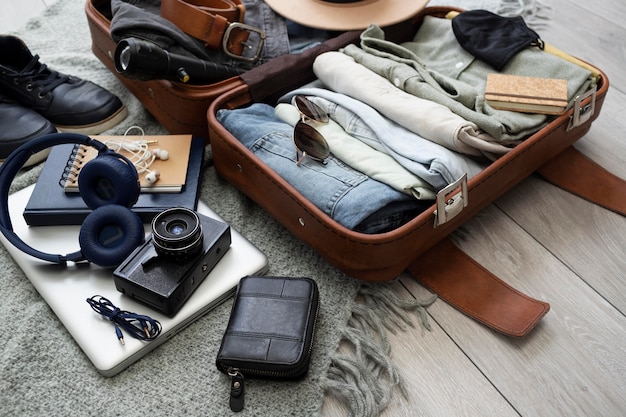 Samenstelling van kleding en accessoires in een koffer