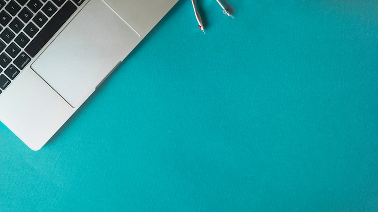Gratis Foto samenstelling van laptop en kompas voor techniek