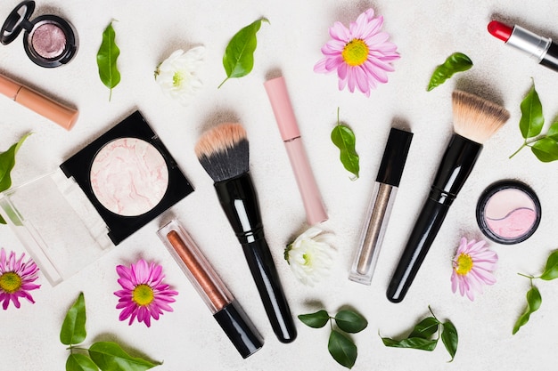 Samenstelling van make-up tools en bloemen