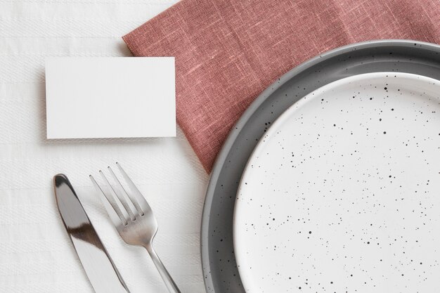 Samenstelling van mooie servies op de tafel