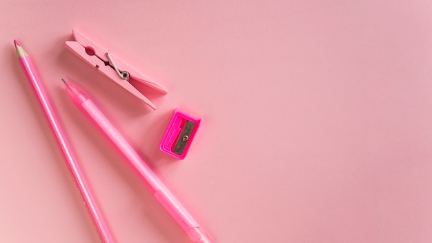 Samenstelling van roze kantoorbehoeften school tools