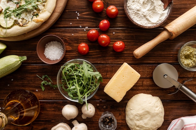 Samenstelling van smakelijke traditionele pizza