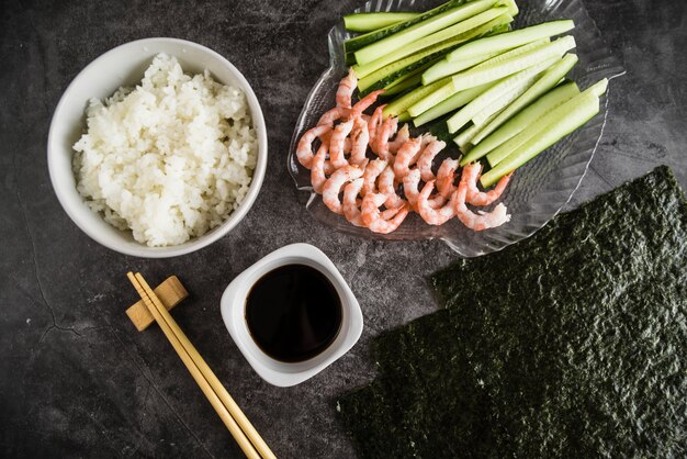 Samenstelling van sushi-ingrediënten en keukengerei