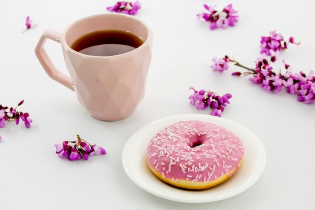 Samenstelling van thee met donuts