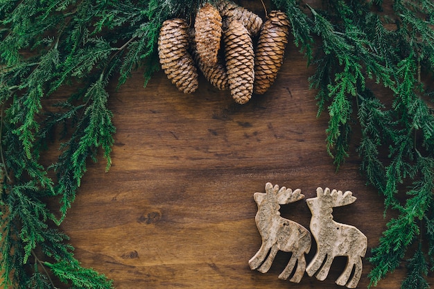 Samenstelling voor kerstmis met dennenappels en rendieren