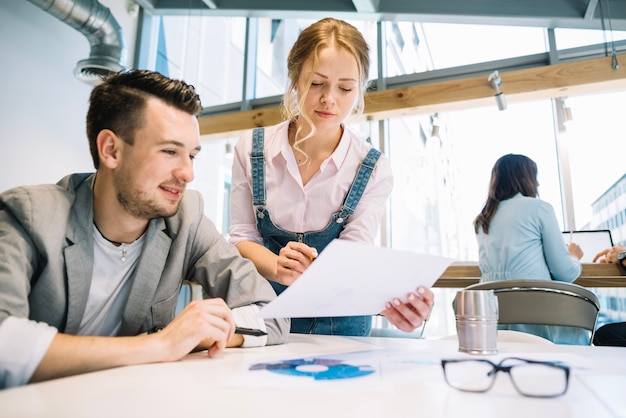 Samenwerkende man en vrouw met papieren