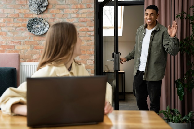 Samenwerkende mensen die samenwerken